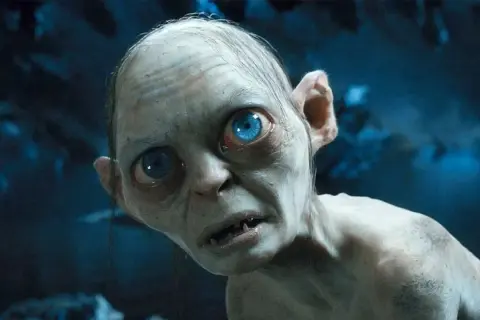 Gollum, postać z "Hobbita", którego napisał Tolkien, z wielkimi niebieskimi oczami i bladą skórą.