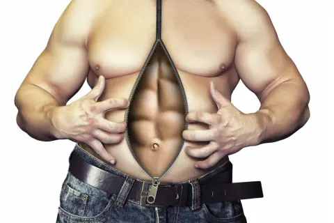 Uomo con addome coperto da zip che rivela addominali scolpiti. Come eliminare il grasso addominale uomo per ottenere un fisico tonico.