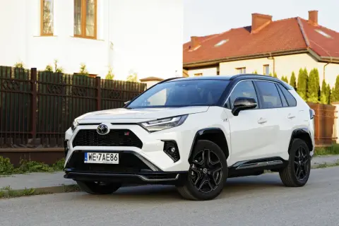 RAV4 Hybrid: Realne spalanie FWD, AWD-i, Plug-in co musisz wiedzieć?