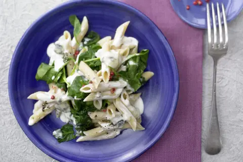 Penne mit cremiger Gorgonzolasauce und Spinat, ein köstliches Gericht, das Lust auf mehr Gorgonzola Rezepte macht.