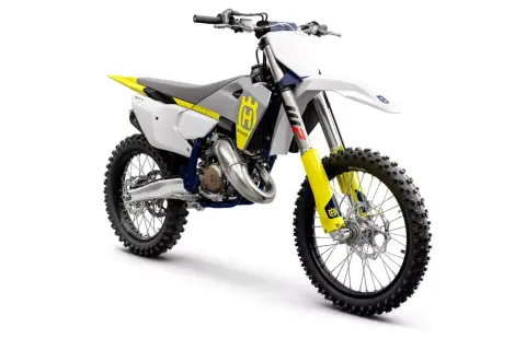 Motocykl crossowy Husqvarna TC 125 z żółtymi elementami na białym tle.