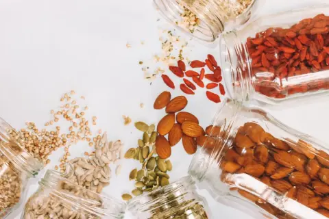Amandes, graines de citrouille, baies de goji, sarrasin, graines de tournesol : des aliments riches en fibres pour le transit.