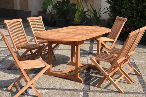 Ensemble de jardin en teck matière, table ovale et chaises pliantes, parfait pour profiter du soleil.