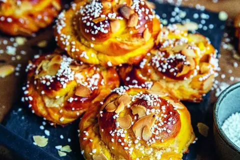 Fredriks fika: gyllene saffransbullar med mandelmassa, toppade med pärlsocker och mandelflagor. En härlig syn!
