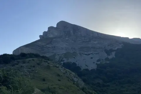 Majestuosa montaña con capas rocosas, silueta del kilometro vertical san donato al amanecer.