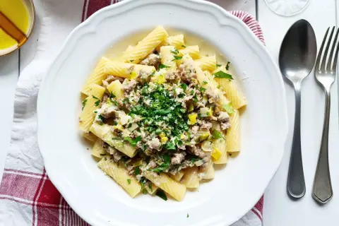 Pasta mit Hackfleischsauce, ein leckeres bolognese bianco rezept. Frisch gehackte Petersilie und Parmesan garnieren das Gericht.