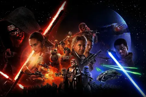 Kylo Ren i Rey z mieczami świetlnymi, Han Solo, Finn z niebieskim mieczem, droidy i statki kosmiczne na tle Gwiazdy Śmierci. Plakat Star Wars 7.
