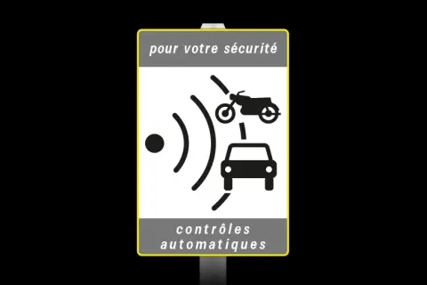 Panneau radar : ce panneau indique des contrôles automatiques de vitesse pour voitures et motos, pour votre sécurité.