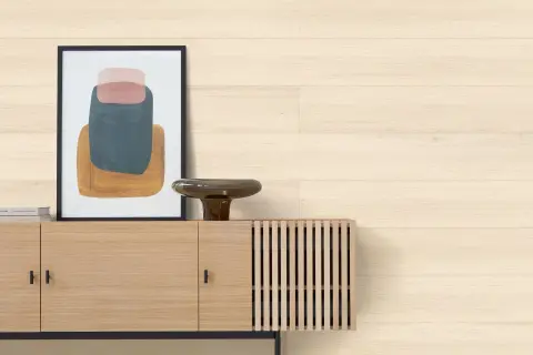 Moderne wandverkleidung innen ideen: Helle Holzpaneele hinter einem Sideboard mit Kunstwerk und Vase.