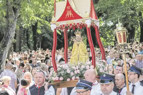 Procesja z figurą Matki Boskiej w miejscowości Święta Anna. Tłumy wiernych towarzyszą uroczystości.