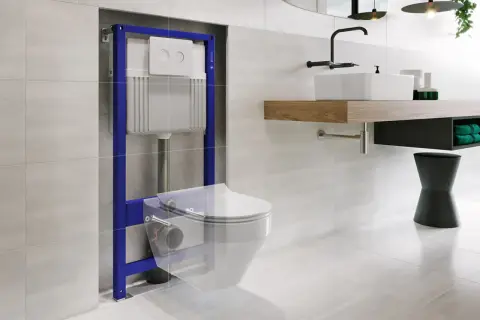 Niebieski stelaż WC podtynkowy z ukrytą spłuczką i przyciskiem, gotowy do montażu wiszącej miski WC w nowoczesnej łazience.