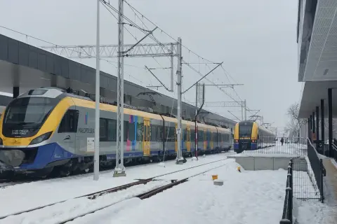 Pociągi PKP na trasie Kraków-Oświęcim przez Skawinę stoją na zaśnieżonej stacji.