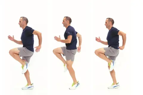 Uomo in tre pose che dimostra la tecnica di corsa, con ginocchia alte e braccia in movimento.