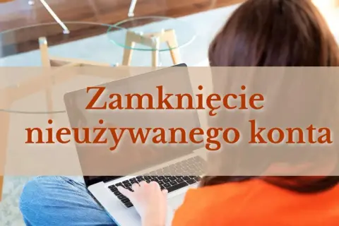 Kobieta z laptopem na kolanach, tekst "Zamknięcie nieużywanego konta" sugeruje, po jakim czasie bank zamyka nieużywane konto.