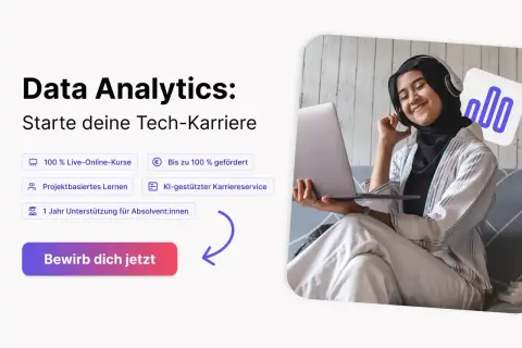 Frau mit Kopfhörern lernt Data Analytics online. Das Studium bietet Live-Kurse, Projektarbeit und Karriereunterstützung.