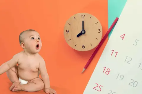 Maluch z otwartymi ustami patrzy na zegar i kalendarz. Czyżby czekał na kolejny skok rozwojowy?