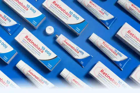 Wiele tubek kremu Retinobaza z witaminą A (retinyl palmitate) na niebieskim tle. Krem wygładza i redukuje niedoskonałości.