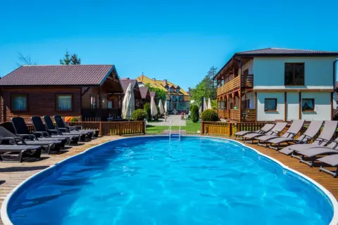Domki, pokoje, apartamenty nad Laguna Dąbki. Noclegi z basenem i leżakami.