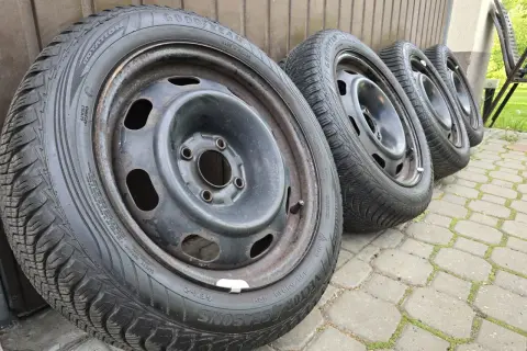 Cztery koła zimowe Goodyear Vector 4Seasons do Citroen C2 VTR, rozmiar 185/55R15, na stalowych felgach.