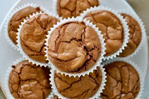 Saftige brownie muffins mit knackiger Kruste, perfekt für den süßen Genuss.