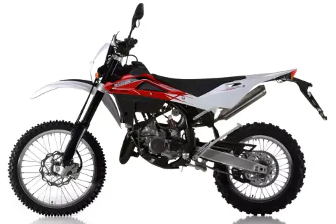 Husqvarna CR 125 dane techniczne: biało-czerwony motocykl crossowy z widocznym silnikiem i oponami terenowymi.