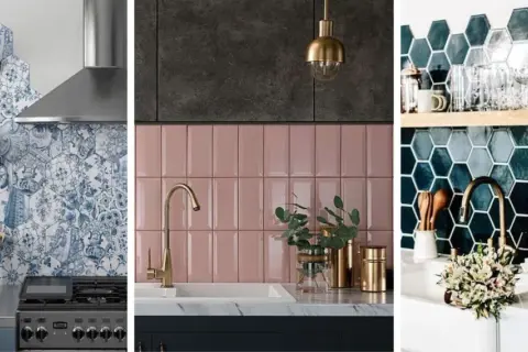 Trois cuisines modernes avec des crédences en faience : motifs bleus, rose pastel et hexagones bleu nuit.