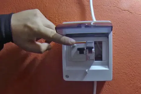Jak podłączyć kabel do skrzynki elektrycznej - uniknij niebezpieczeństw