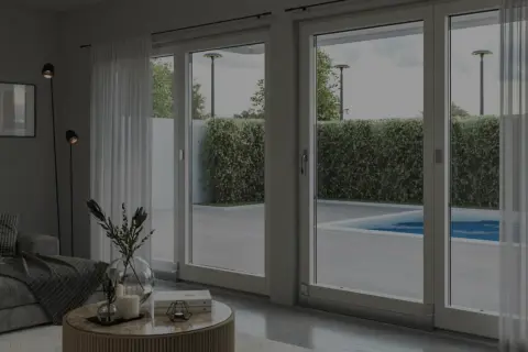 Soggiorno moderno con grandi vetrate che si affacciano su una piscina. Ideale per chi cerca un buon isolamento acustico finestre fai da te.