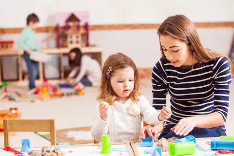 Ile zarabia przedszkolanka po studiach? Zaskakujące fakty o pensjach