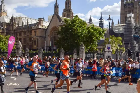Des coureurs traversent Londres, le parcours du marathon longeant le Parlement.