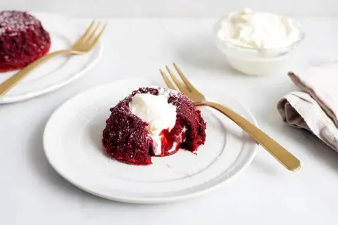 Red velvet recept: Mjuk, varm chokladkaka med krämig topping. Perfekt för en mysig fika.