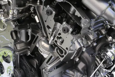 Corte de un motor atmosférico mostrando pistón, bujía y válvulas. El aire entra naturalmente, sin turbo.