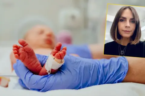 Ręka w niebieskiej rękawiczce delikatnie trzyma stópki noworodka. Obok widać twarz kobiety, która doczekała się pierwszego dziecka w wieku 35 lat.