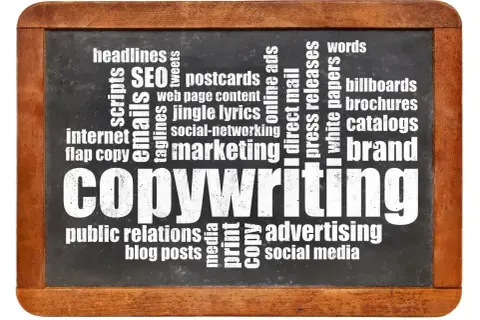 Tablica z napisem "COPYWRITING" i hasłami związanymi z tworzeniem gotowych tekstów reklamowych: SEO, marketing, social media.