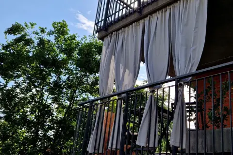 Jak zamontować zasłony na balkonie w bloku bez wiercenia i stresu