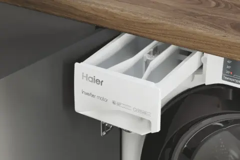 Cassetto detersivo Haier aperto, con scomparti vuoti. La lavatrice non prende l'ammorbidente, forse è intasato il vano.