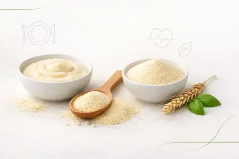 Kasza manna, przygotowana z pszenicy, zawiera gluten. Na zdjęciu widać gotową kaszę, jej ziarna i kłos zboża.