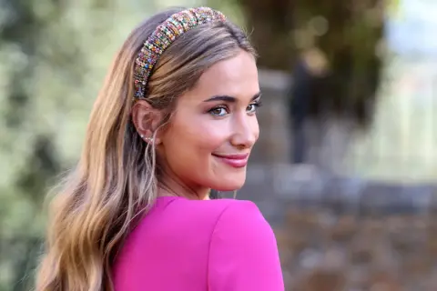 Peinados para bodas pelo suelto: melena ondulada con diadema de pedrería, ideal para un look romántico y elegante.
