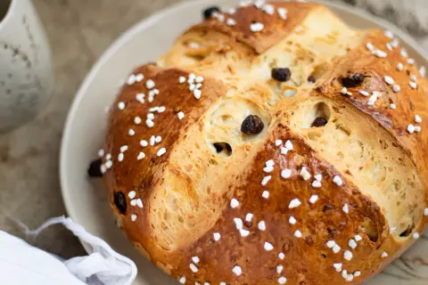 Goldbraunes Osterbrot mit Rosinen und Hagelzucker, perfekt für ein Osterbrot Rezept.