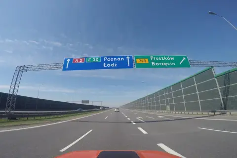 Ile można jechać ciężarówką na autostradzie? Sprawdź aktualne limity!