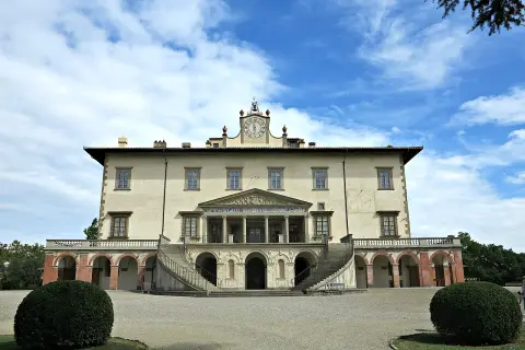 Villa medicea di Poggio a Caiano, con scalinata imponente, loggiato ad archi e un grande orologio sulla facciata.