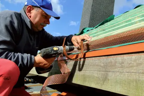 Jaka wkrętarka dla dekarza - wybierz najlepsze narzędzie do dachu