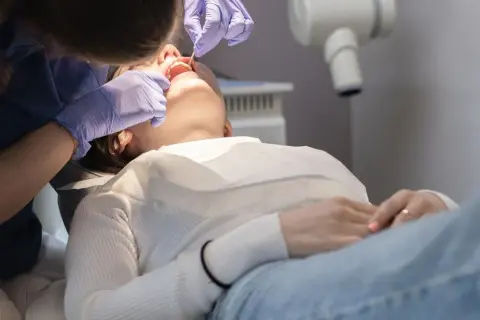 Czy dentysta wystawi L4? Kiedy dostaniesz zwolnienie od stomatologa?