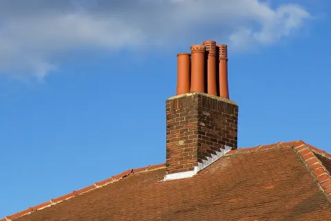 Komin systemowy z cegły i ceramicznych nasad. Czy do jego budowy użyto zaprawy czy kleju?