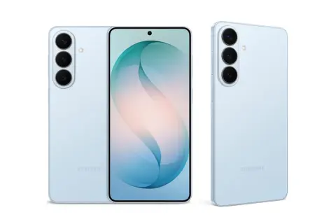 Trzy telefony Samsung S26 w kolorze jasnoniebieskim, prezentujące potrójny aparat i ekran z abstrakcyjną grafiką. Premiera Samsung S26 już wkrótce!