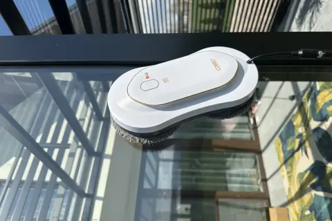 Bezpieczne mycie okien na wysokości: teleskop, robot czy firma?