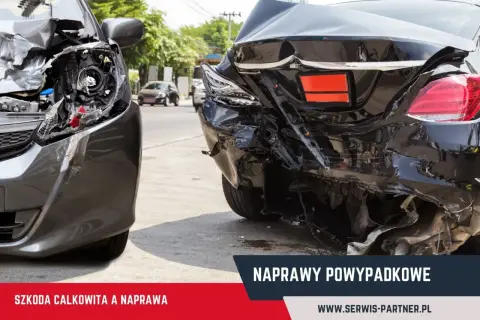 Dwa mocno uszkodzone samochody po wypadku. Jeden z przodu, drugi z tyłu, oba wyglądają na szkodę całkowitą.