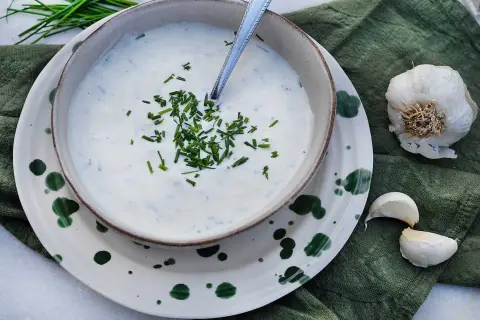 Kall sås till lax, en krämig crème fraiche-baserad sås med gräslök och vitlök. Perfekt till sommarmaten!