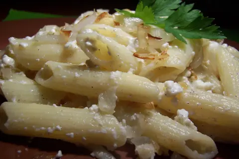 Penne z twarogiem, podsmażoną cebulką i natką pietruszki. Pyszne danie, które rozgrzewa serce.
