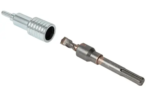 Metalowy adapter do wiertarki i wiertło udarowe.